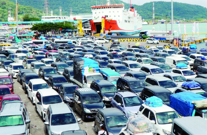 Cuaca Buruk Bayangi Perairan Selat Sunda