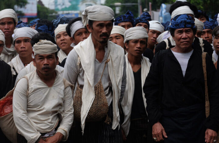 Ribuan Suku Baduy Menunggu Bapak Gede Saat Akan Masuk Gedung Negara Banten