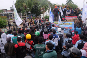 Doni Serang Unjukrasa Buruh 4