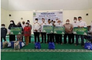 Gubernur dan Wakil Gubernur Banten foto bersama usai memberikan santunan.