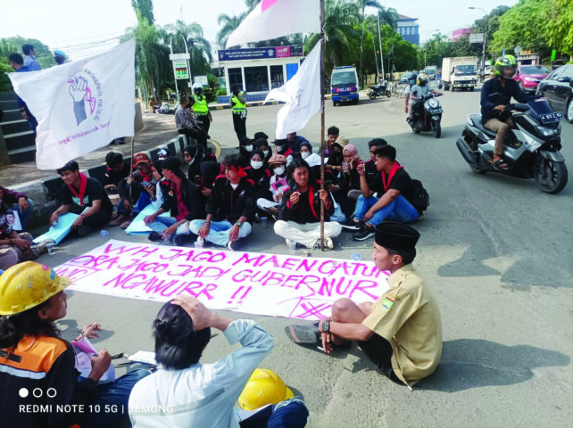 12 Mahasiswa demo