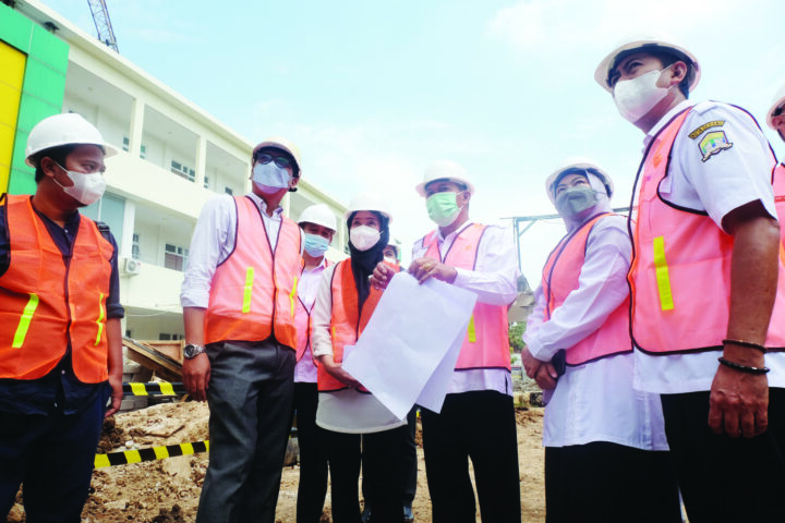 1 Doni Serang Syafrudin Tinjau Proyek RSUD Kota Serang 3 1