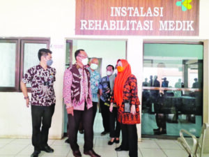 Walikota Cilegon Helldy Agustian dan Direktur RSUD Kota Cilegon Ujang Iing meninjau salah satu ruang instalasi rehabilitasi medik.