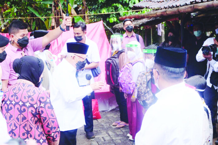 Wapres RI memberikan bantuan kepada korban gempa di Kecamatan Munjul