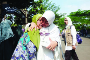 1 Doni Serang Tangis Haru Keluarga Saat Jemput Kepulangan Jemaah Haji Kloter Terakhir Kota Serang 2 1