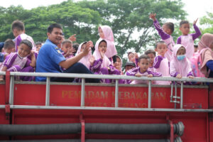 2 Doni Serang Kenalkan Sejak Dini Tugas Pemadam Damkar Ajak Keliling Anak TK 3