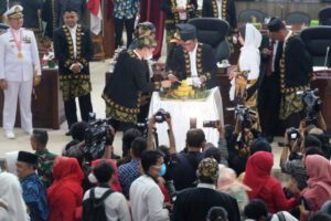 Doni Serang Ketua DPRD Banten Andra Sony Potong Tumpeng HUT Banten ke 22 2