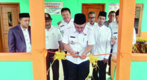 12 Helldy Resmikan Gedung Posyandu Anggrek Lebak Gede