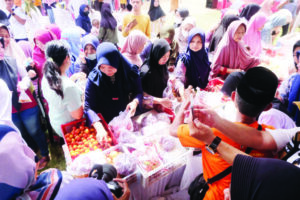 2 Doni Serang Puluhan Ibu Ibu Serbu Sembako Saat Operasi Pasar 1