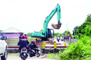 Doni Serang Jalan Frontage Diurug Warga Dengan Bantuan Beko 3