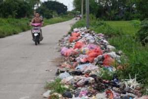 1 Doni Serang Sampah Liar di Kecamatan Kasemen Yang Mengeluarkan Bau Busuk 4