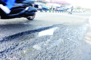 1 Doni Serang Jalan Nasional di Kota Serang Berlubang 4