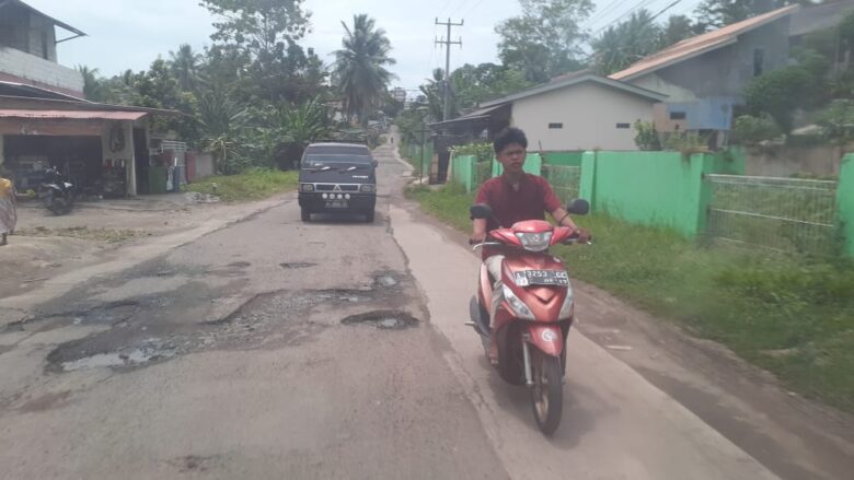 1 JALAN KE ARAH ANYER BOLONG BOLONG