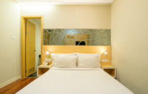 2. Life Hotel Stasiun Kota Surabaya