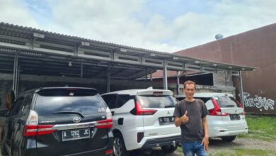Uci, salah satu pengelola Rental Mobil CV. Gugun Motor pada Kamis (13/4/2023)(Mia Reva/Banten Raya)