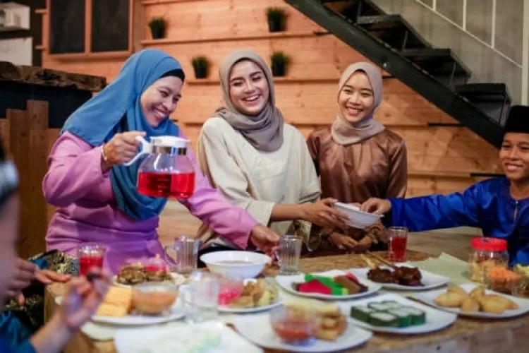 bukber ramadhan bareng kerabat atau teman