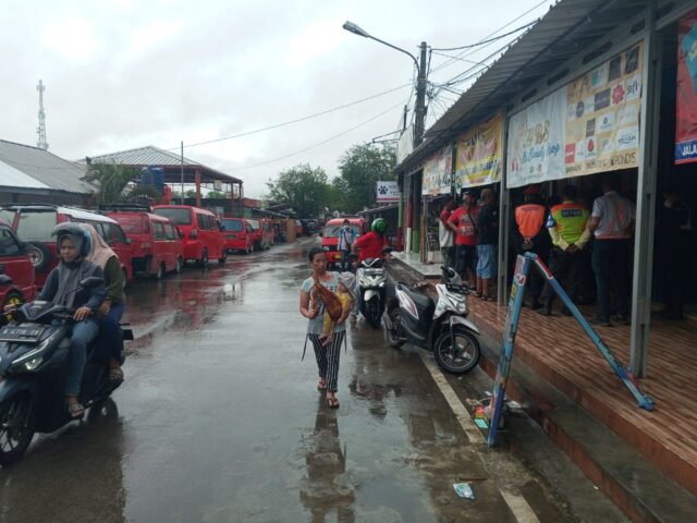 Angkot menjadi penyambung penumpang ke Pelabuhan Merak setelah Stasiun Cilegon disetop. 