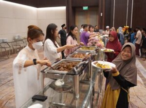 Suasanan buka puasa bersama anak yatim dan dhuafa di Swiss-Belinn pada Selasa, 18 April 2023 (Hannidah Islahiyah/Public Relations Swiss-Belinn Modern Cikande)