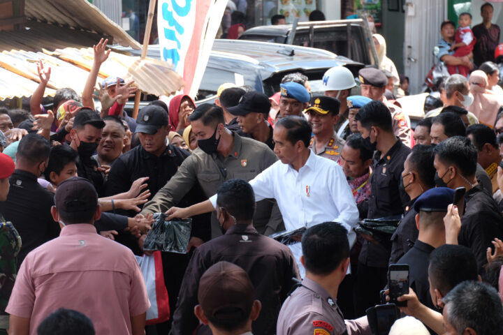 Doni Cilegon Presiden Jokowi Bagi Bagi Kaos dan Bingkisan di Kawasan Pasar Kelapa Cilegon 1