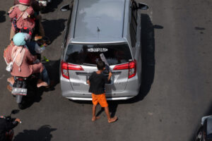 Doni Serang Anjal Pembersih Kaca Mobil Kembali Muncul di Lampu Merah Kota Serang 1