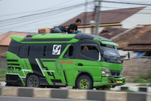 Doni Serang Bahayanya Naik Diatas Kap Elf 3