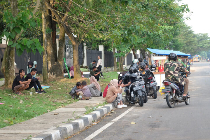 Doni Serang Dilewati Pemudik PKL Dadakan Banyak Yang Berjualan di Jalan Syech Nawai Al Bantani 1