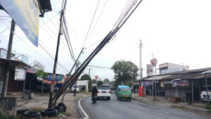 Doni Serang Empat Tiang Nyaris Roboh di Jalan Kolonel Tb Suwandi Ciracas 3