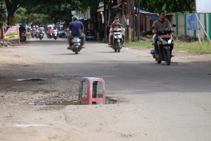 Doni Serang Jalan Rusak Dipasang Bangku 1