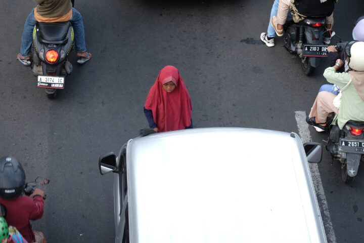 Doni Serang Jasa Anak Jalanan Bersihkan Kaca Mobil Gunakan Kemoceng Marak di Kota Serang 1