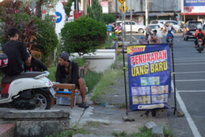 Doni Serang Jasa Penukaran Uang Baru 1