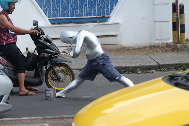 Doni Serang Manusia Silver Kembali Nongol di Kota Serang 1