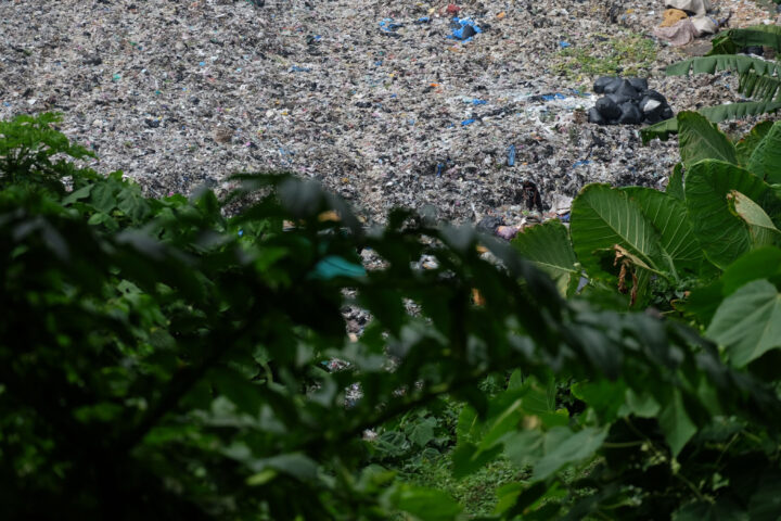 Doni Serang Mencari Cuan di Gunungan Sampah TPAS Cilowong Kota Serang 1