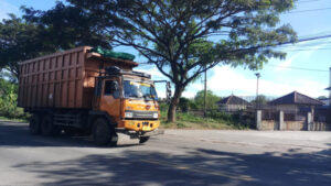 Doni Serang Meski Dilarang Namun Truk Masih terlihat Melints di Jalur Mudik Kota Serang 3