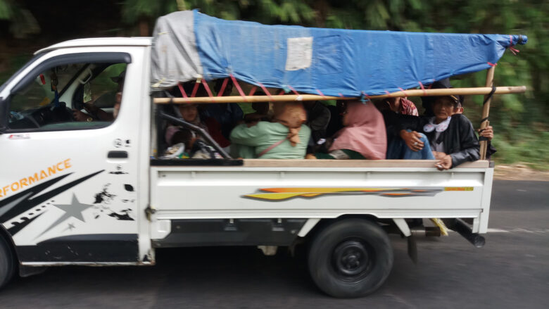 Doni Serang Mobil Losbak Penumpang Orang Marak di Jalan Kota Serang 1