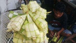 Doni Serang Pedagang Cangkang Kupat Lebaran Marak 3