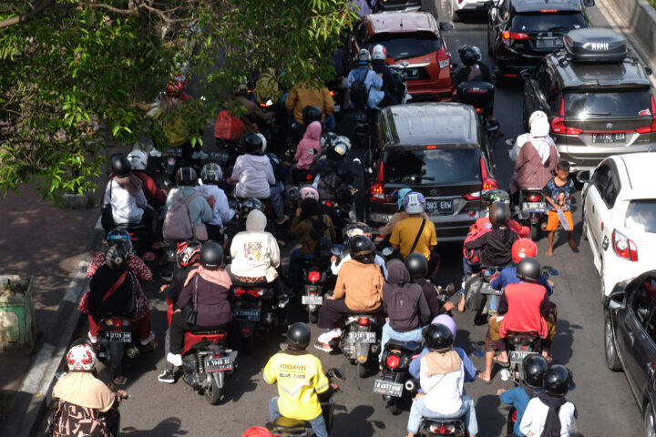 Doni Serang Pemudik Arus Balik Terjebak Macet di Lampu Merah 1