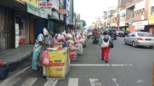 Doni Serang Penjual Bunga Ziarah Lebaran Marak di Kota Serang 3