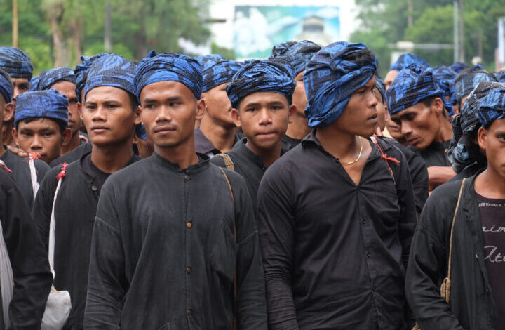 Ribuan Suku Baduy Menunggu Bapak Gede Saat Akan Masuk Gedung Negara Banten