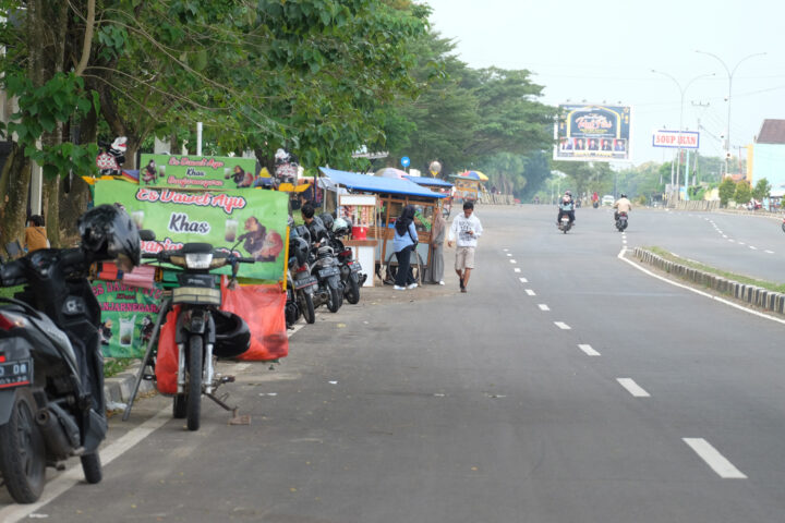 Doni Serang Saat Arus Mudik dan Arus Balik Lebaran PKL Banyak Berjualan di Jalan Syech Nawai Al Bantani 1