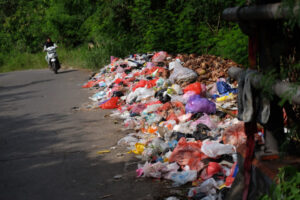 Doni Serang Sampah Liar di Jalan Panancangan Mengeluarkan Bau Busuk 1