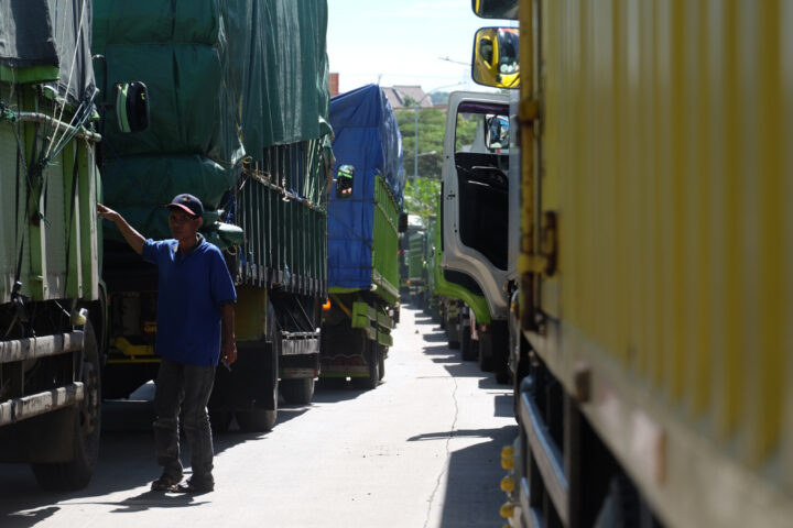 Sopir truk menunggu sampai 8 jam untuk masuk ke Pelabuhan Ciwandan. 