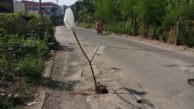 Doni Serang Tembok Penutup Selokan Jalan Penancangan Pasir Jebol 1