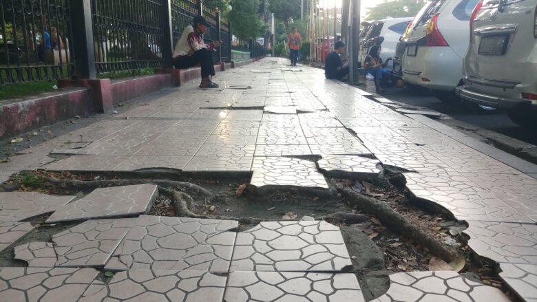 Doni Serang Trotoar Alun Alun Timur Kota Serang Rusak 1