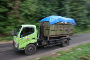 Doni Serang Truk Pengakut Sampah Tanpa Hari Libur Lebaran 1