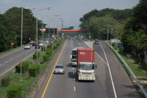 Truk Sudah Mulai Terlihat di tol Tangerang-Merak Doni Serang Truk Sudah Mulai Terlihat di tol Tangerang Merak 1