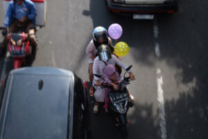 Doni serang Hati Hati Bawa Balon Saat Berkendara Dijalanan 1