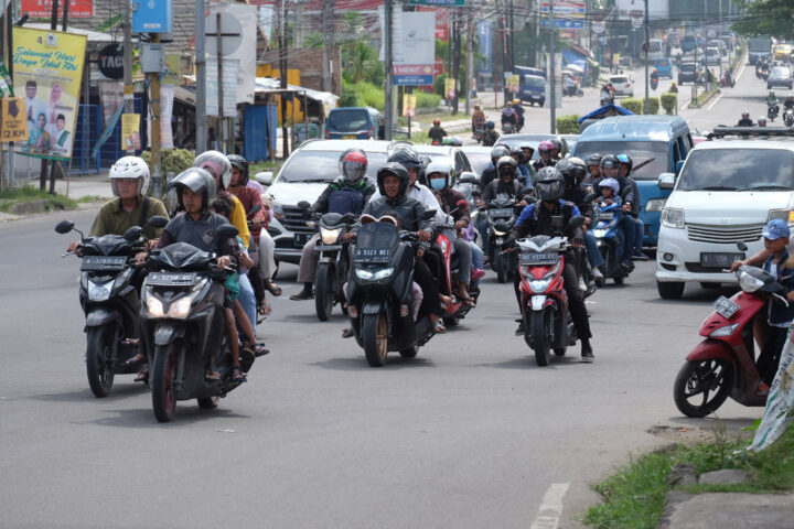 Doni serang Jalan Raya Kepandean Kota Serang Arah Jakarta Ramai 1