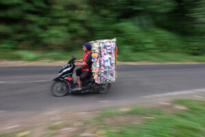 Doni serang Jual Mainan Anak Hingga Pelosok 1