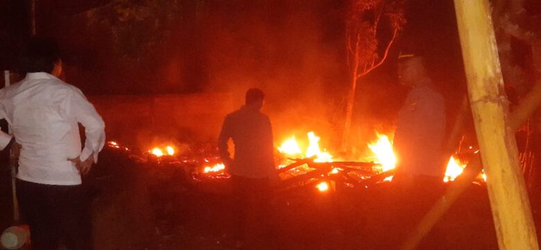 Petugas kepolisian bersama warga berupaya memadam api yang membakar rumah warga Kampung Pasir Pendeuy, RT 00, RW 006, Desa Cililitan, Kecamatan Picung, Kabupaten, Senin 3 April 2023. (yanadi/bantenraya.co.id)
