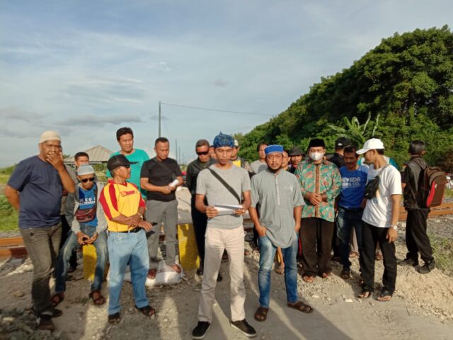 Warga Kelurahan Unyur mendesak Pemkot Serang segera cabut patok di Jalan Frontage.